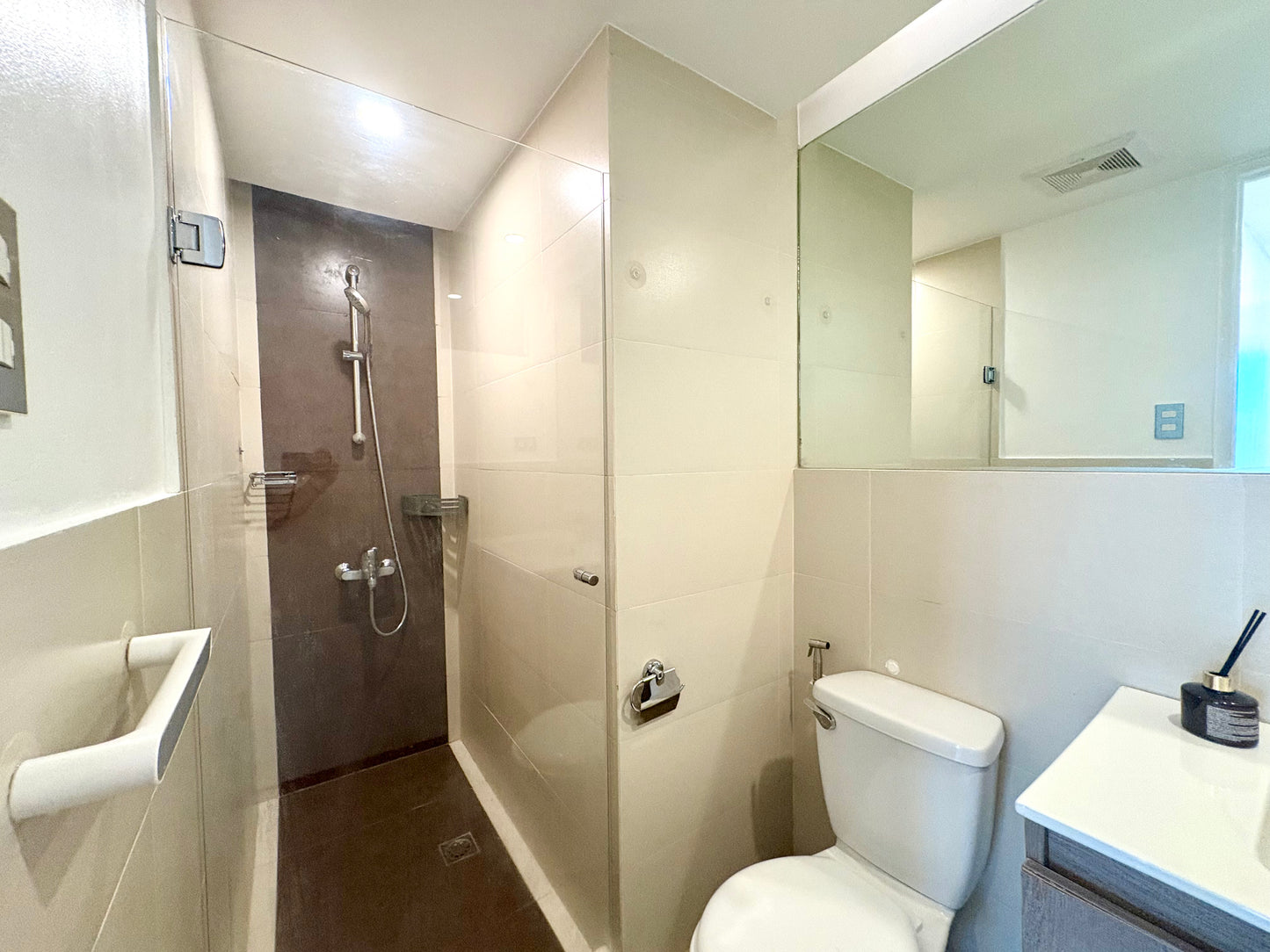 2BR+Den at Bonifacio Ridge, Spanish Bay Tower, BGC | 7th Floor