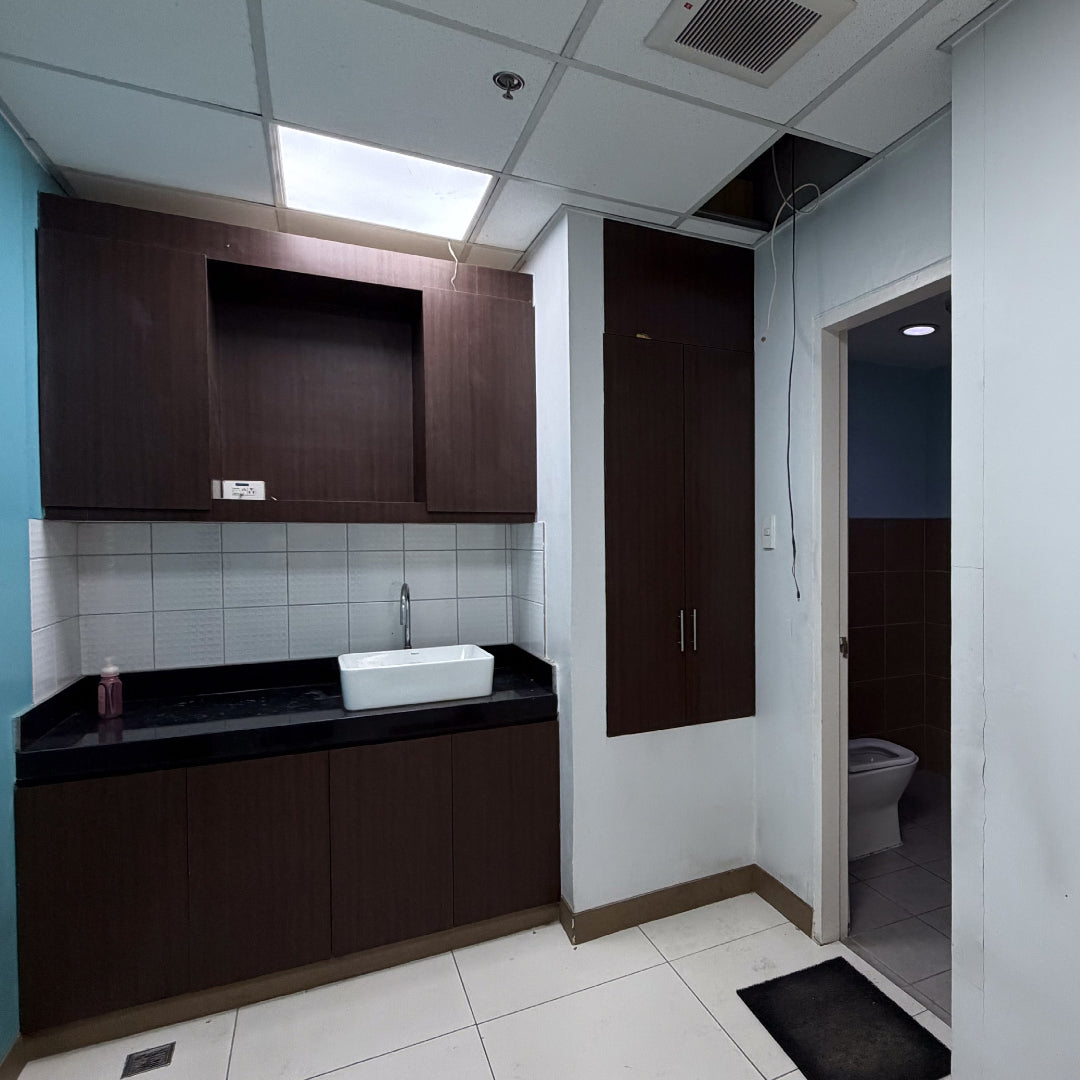 Ground floor commercial space at 32nd St, BGC Taguig City