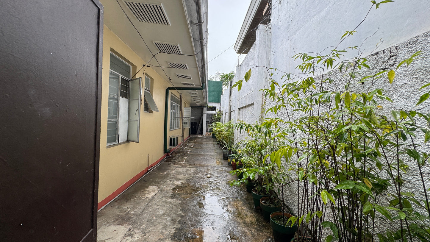 Tear-Down House on 410 sqm Lot at BF Homes QC