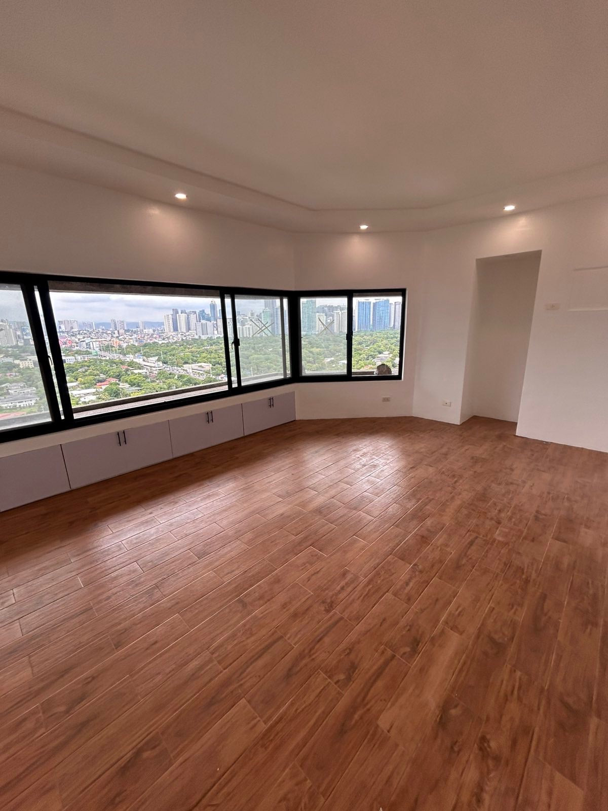 3BR at Apartment Ridge Twin Towers, Makati | 25th Floor
