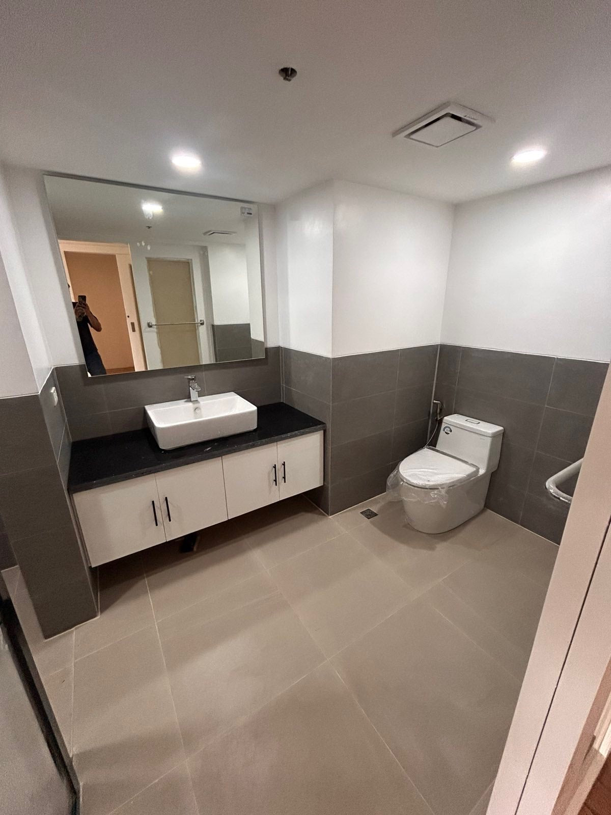 3BR at Apartment Ridge Twin Towers, Makati | 25th Floor