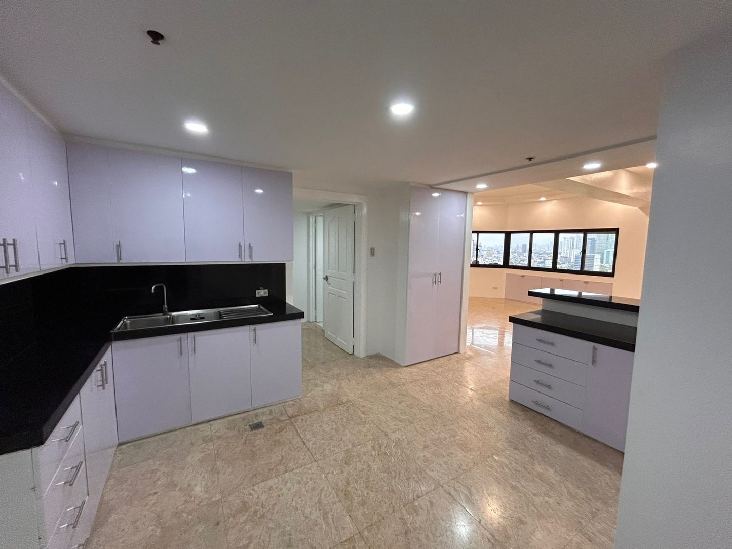 3BR at Apartment Ridge Twin Towers, Makati | 25th Floor
